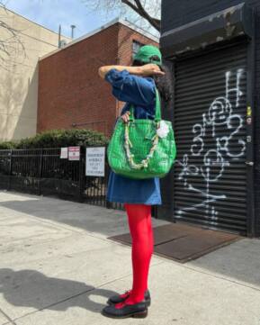 Шарфы-сосиски и гребни для волос: подробный гид по обвесу на сумки (фото 13)