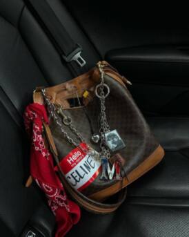 Шарфы-сосиски и гребни для волос: подробный гид по обвесу на сумки (фото 20)