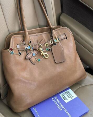 Шарфы-сосиски и гребни для волос: подробный гид по обвесу на сумки (фото 19)