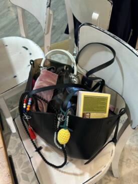 Шарфы-сосиски и гребни для волос: подробный гид по обвесу на сумки (фото 24)