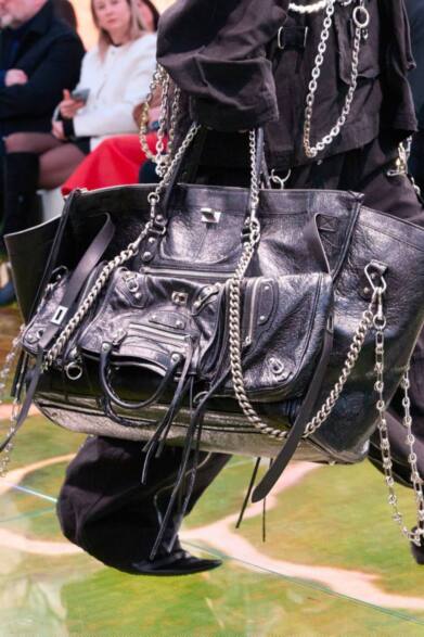 Шарфы-сосиски и гребни для волос: подробный гид по обвесу на сумки (фото 6)