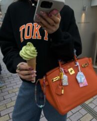 Шарфы-сосиски и гребни для волос: подробный гид по обвесу на сумки (фото 14)