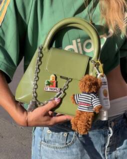 Шарфы-сосиски и гребни для волос: подробный гид по обвесу на сумки (фото 11)