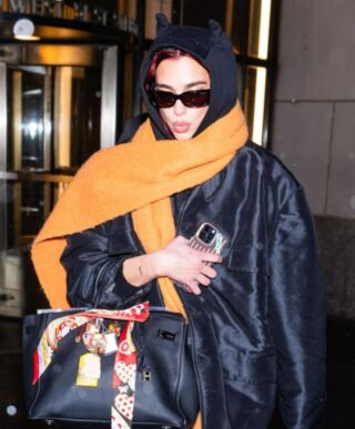 Шарфы-сосиски и гребни для волос: подробный гид по обвесу на сумки (фото 8)