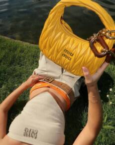 Шарфы-сосиски и гребни для волос: подробный гид по обвесу на сумки (фото 17)