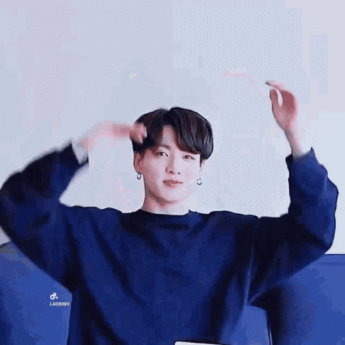 «Корейское сердечко» и клятва на мизинцах: расшифровываем жесты в дорамах (фото 16)