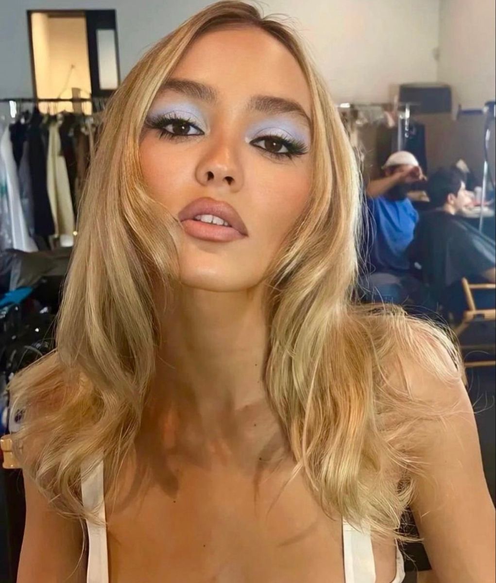 Feeling blue: тренд на голубые тени — носим, как Лили-Роуз Депп, Кейт Мосс и Белла Хадид (фото 8)