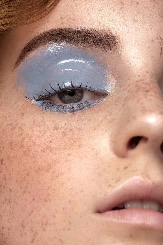 Feeling blue: тренд на голубые тени — носим, как Лили-Роуз Депп, Кейт Мосс и Белла Хадид (фото 25)