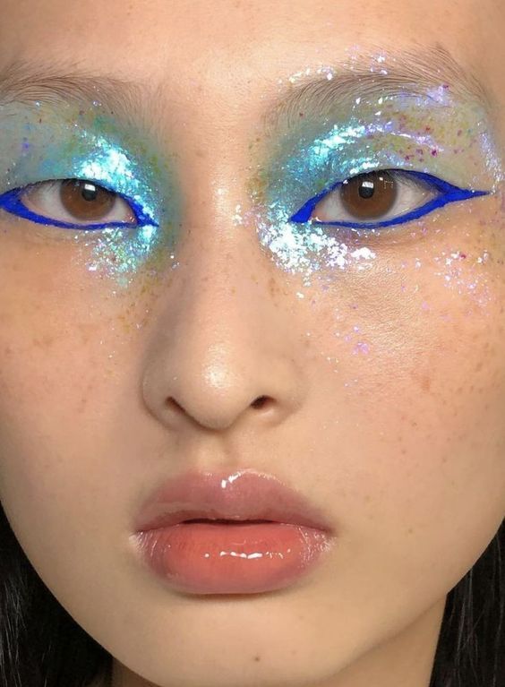 Feeling blue: тренд на голубые тени — носим, как Лили-Роуз Депп, Кейт Мосс и Белла Хадид (фото 29)