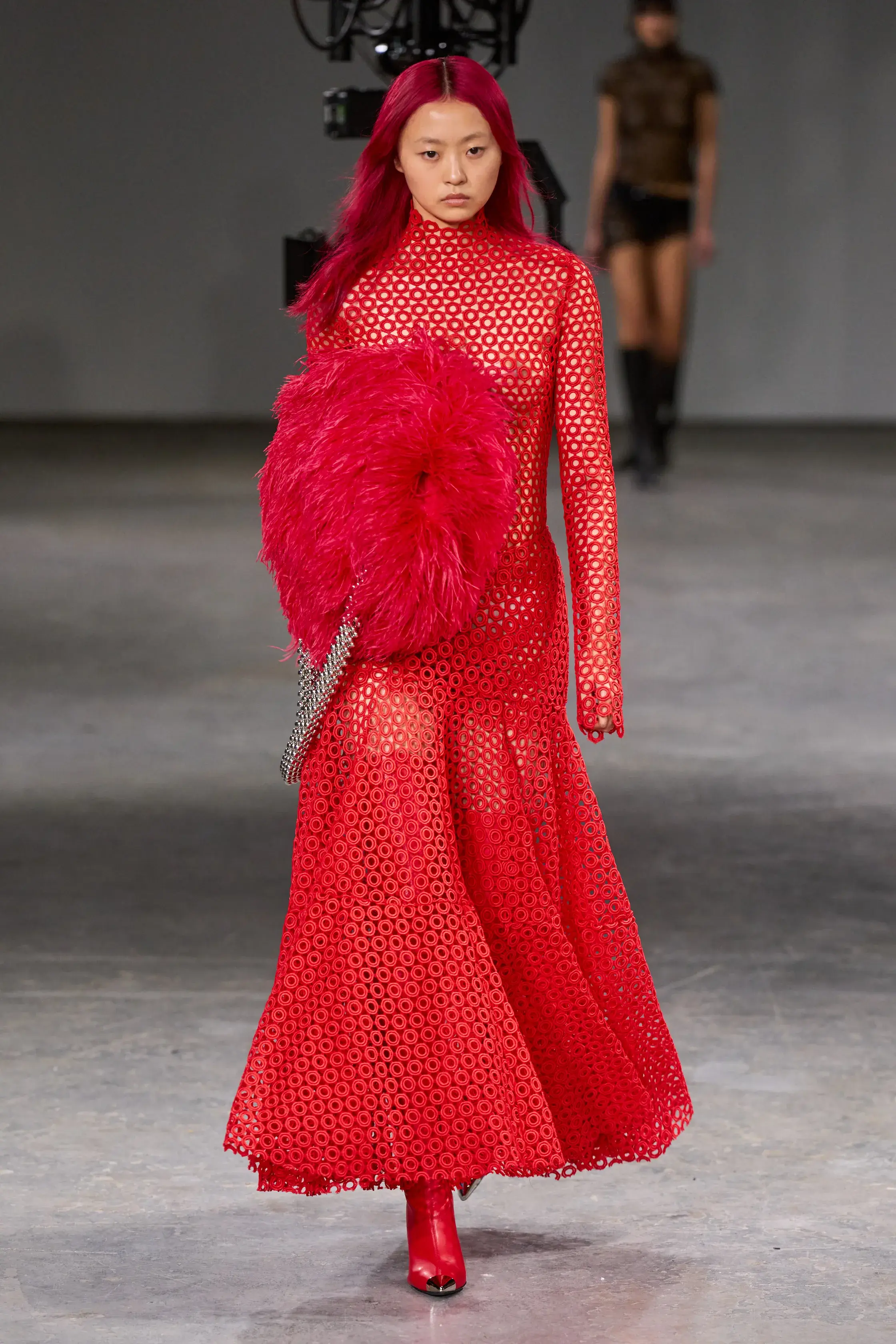 Оливковый, огненно-красный и все оттенки серого — палитра сезона осень-зима 2024 (фото 4)