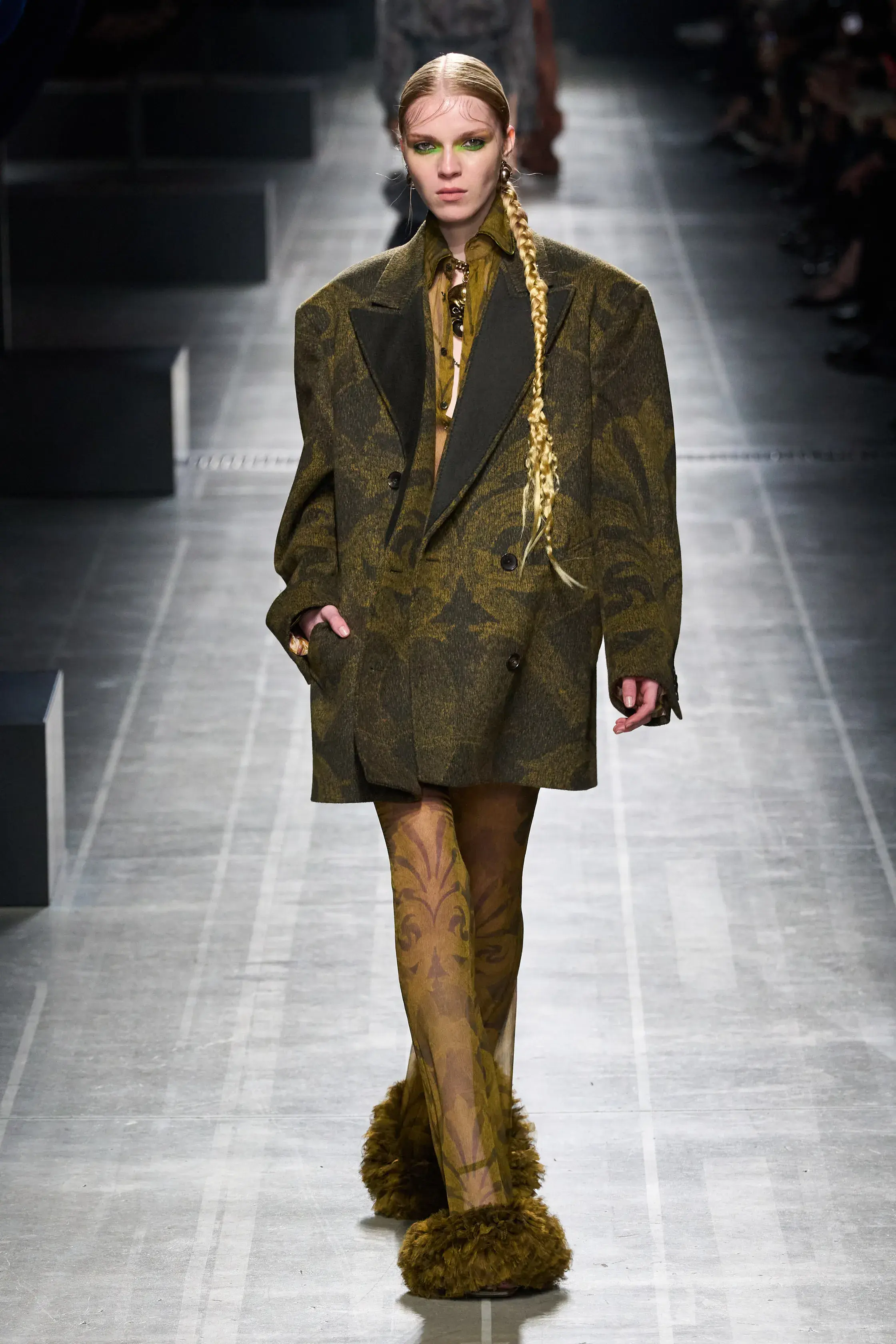 Оливковый, огненно-красный и все оттенки серого — палитра сезона осень-зима 2024 (фото 12)