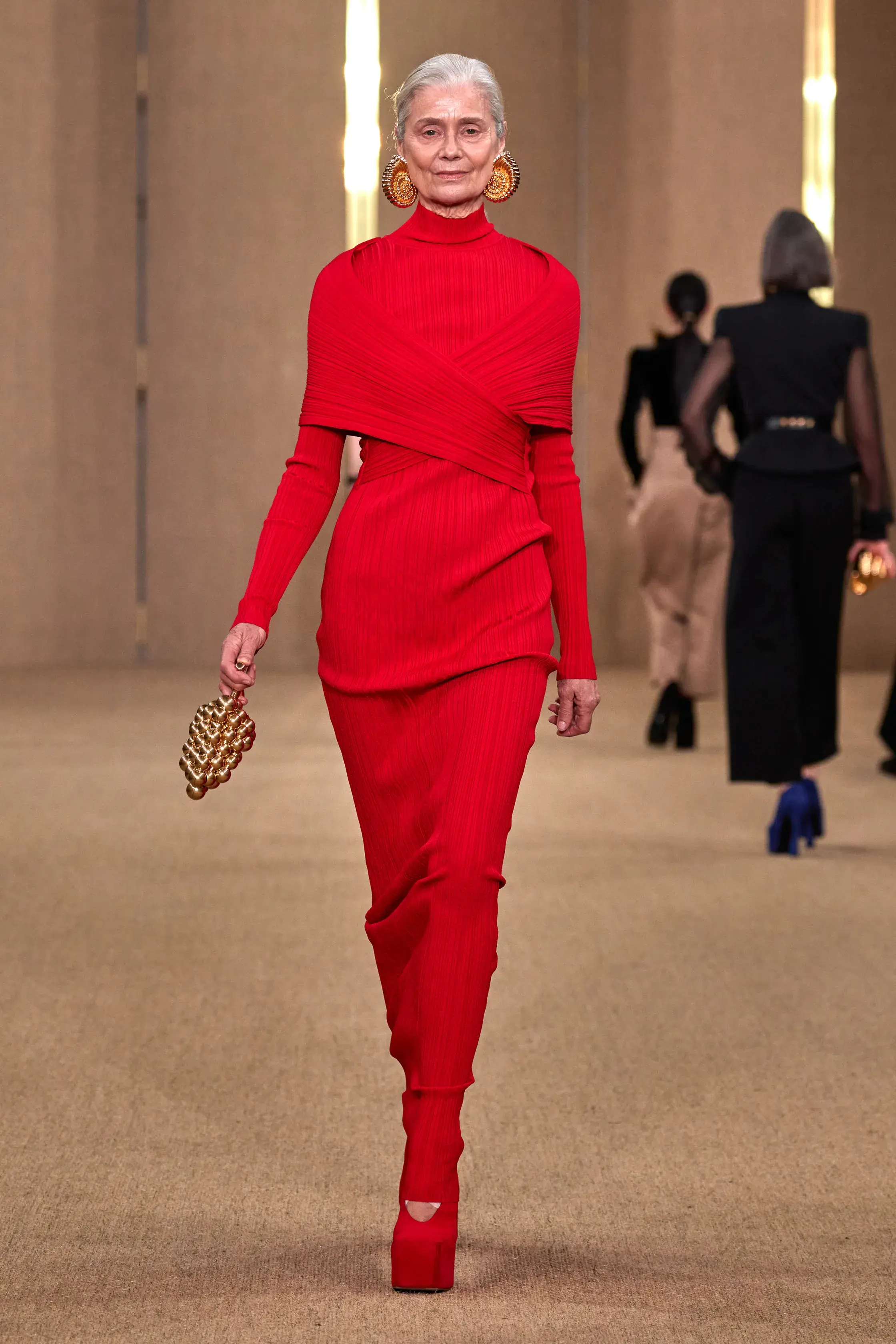 Оливковый, огненно-красный и все оттенки серого — палитра сезона осень-зима 2024 (фото 5)