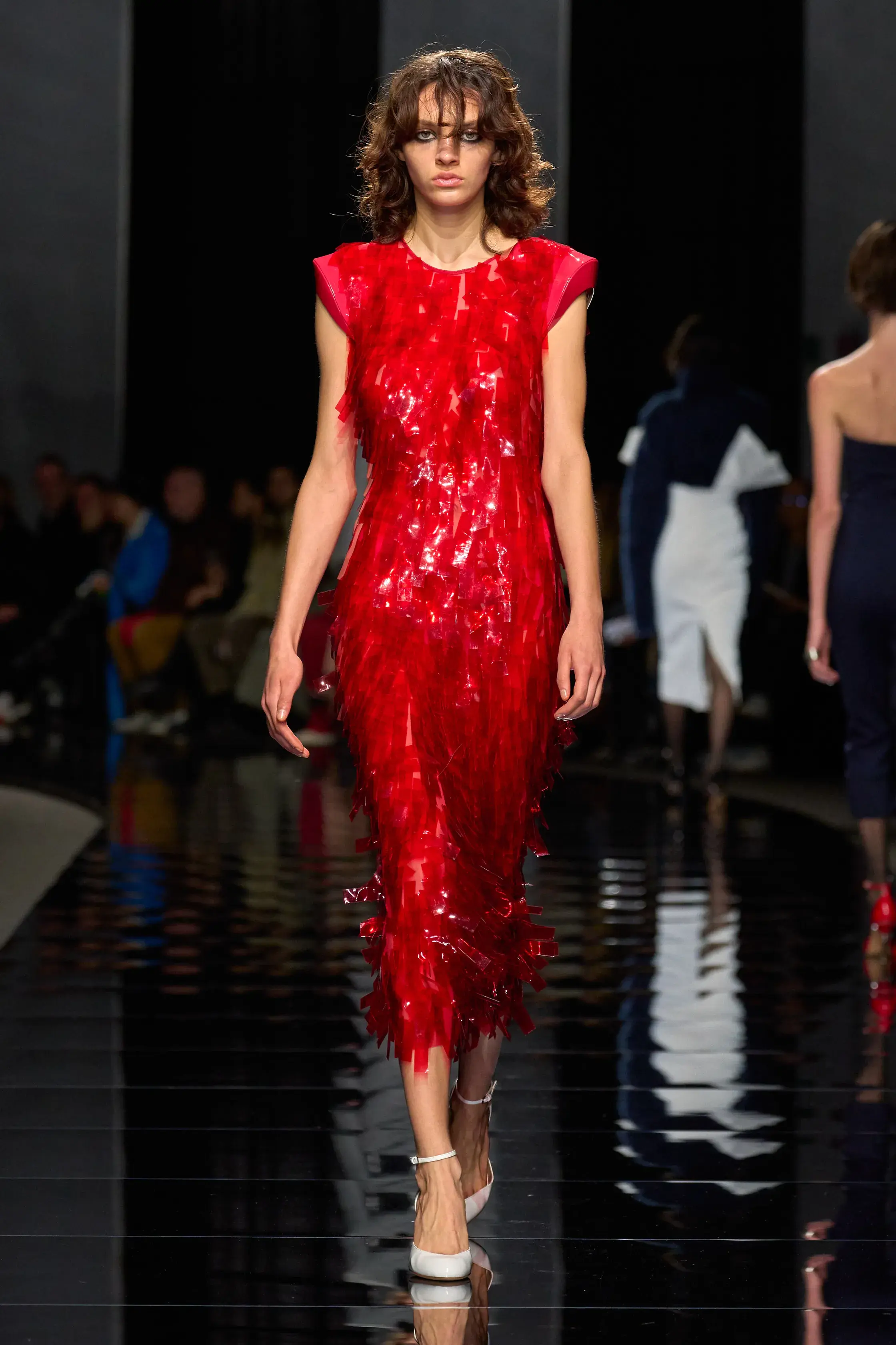 Оливковый, огненно-красный и все оттенки серого — палитра сезона осень-зима 2024 (фото 8)