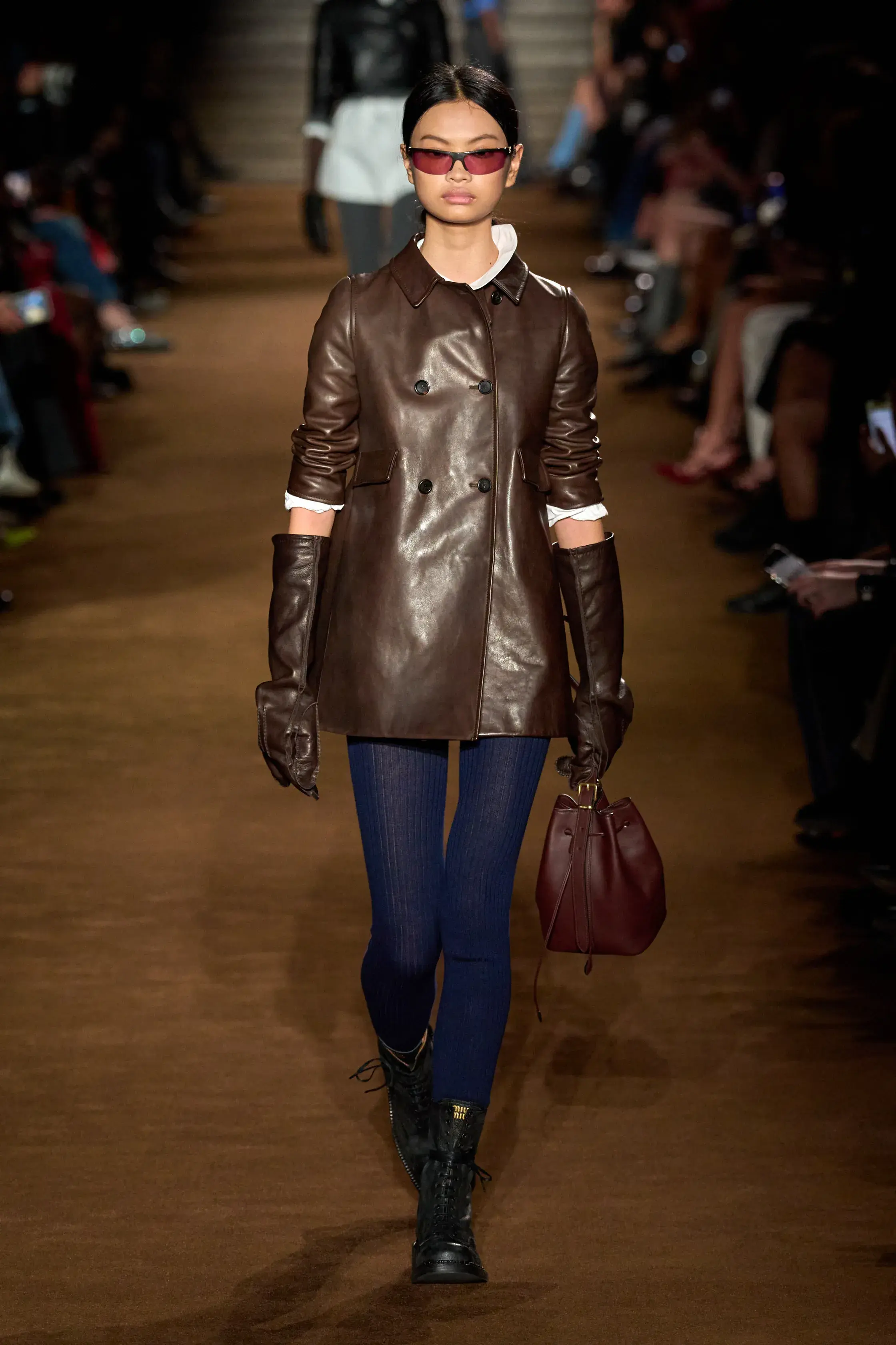 Оливковый, огненно-красный и все оттенки серого — палитра сезона осень-зима 2024 (фото 40)