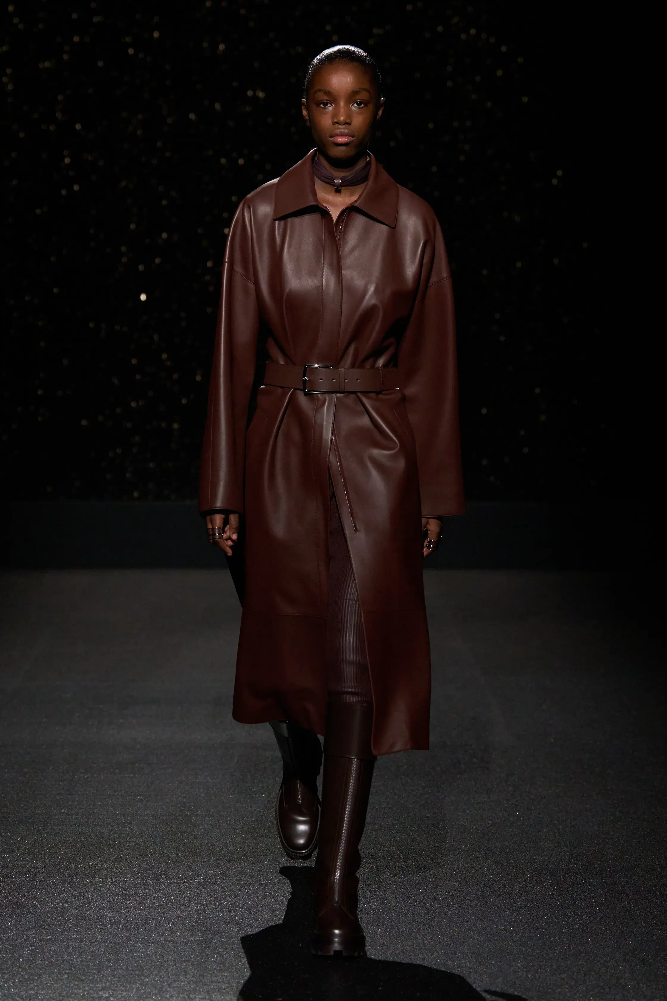 Оливковый, огненно-красный и все оттенки серого — палитра сезона осень-зима 2024 (фото 43)