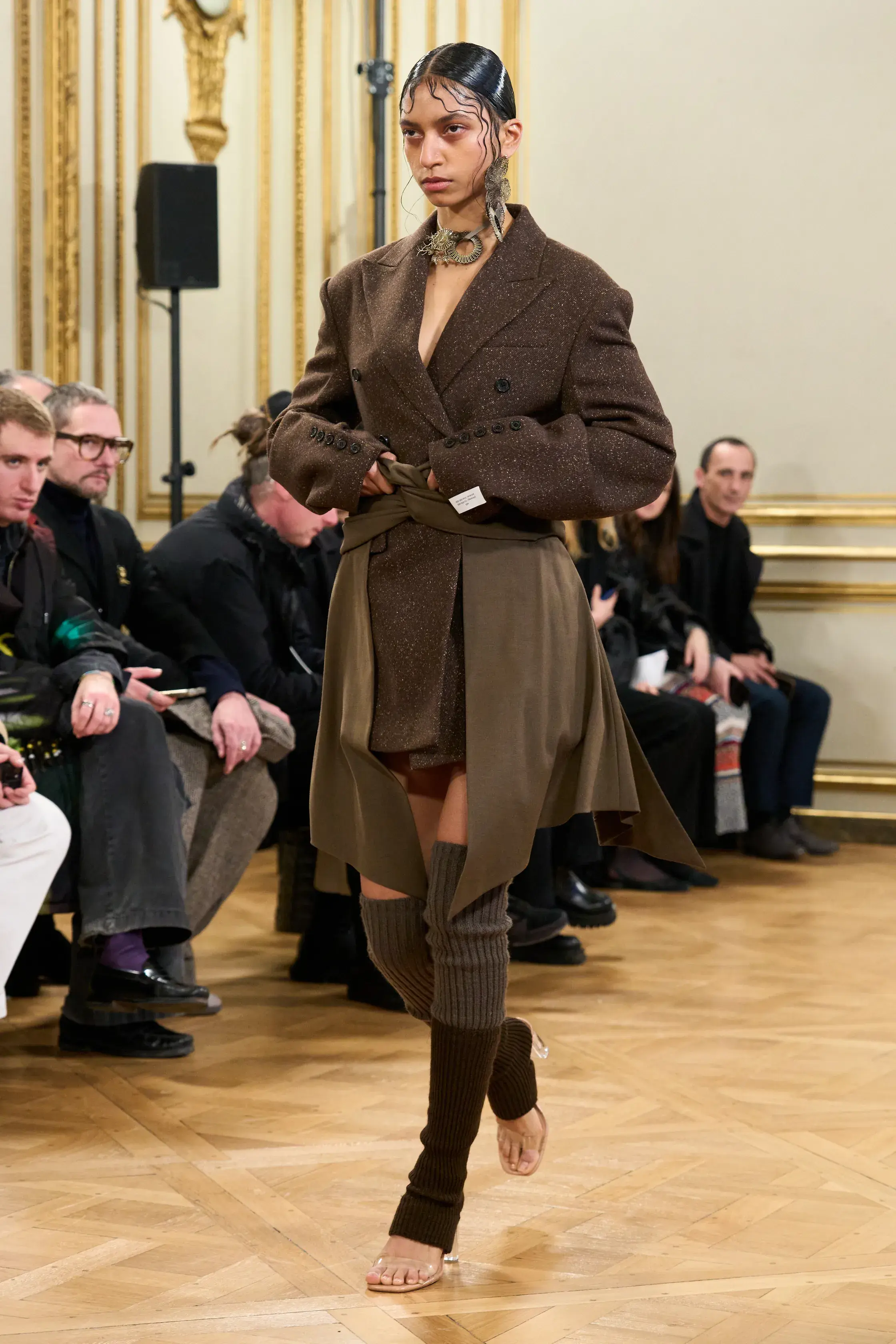 Оливковый, огненно-красный и все оттенки серого — палитра сезона осень-зима 2024 (фото 45)