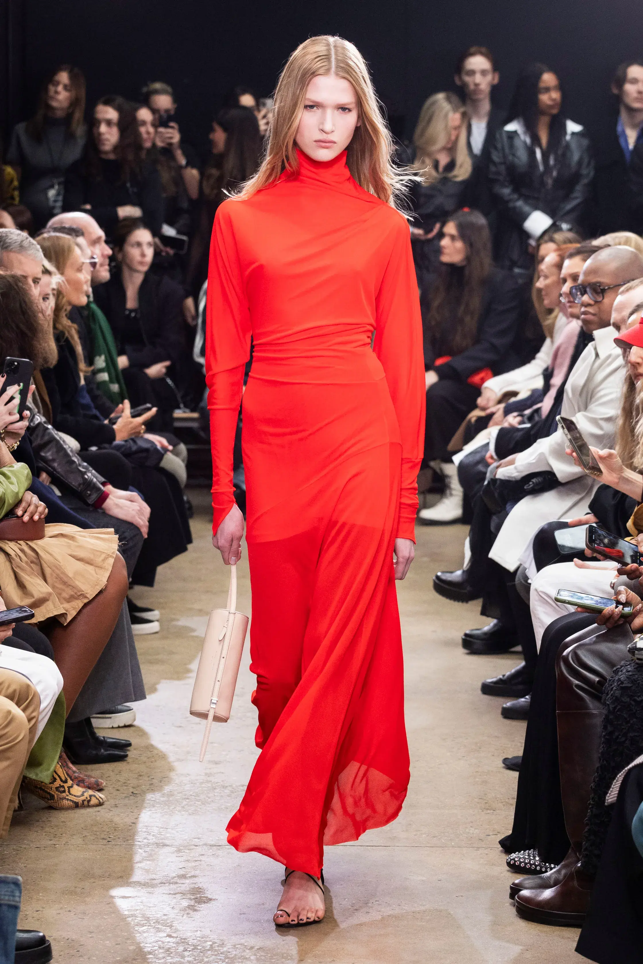 Оливковый, огненно-красный и все оттенки серого — палитра сезона осень-зима 2024 (фото 7)