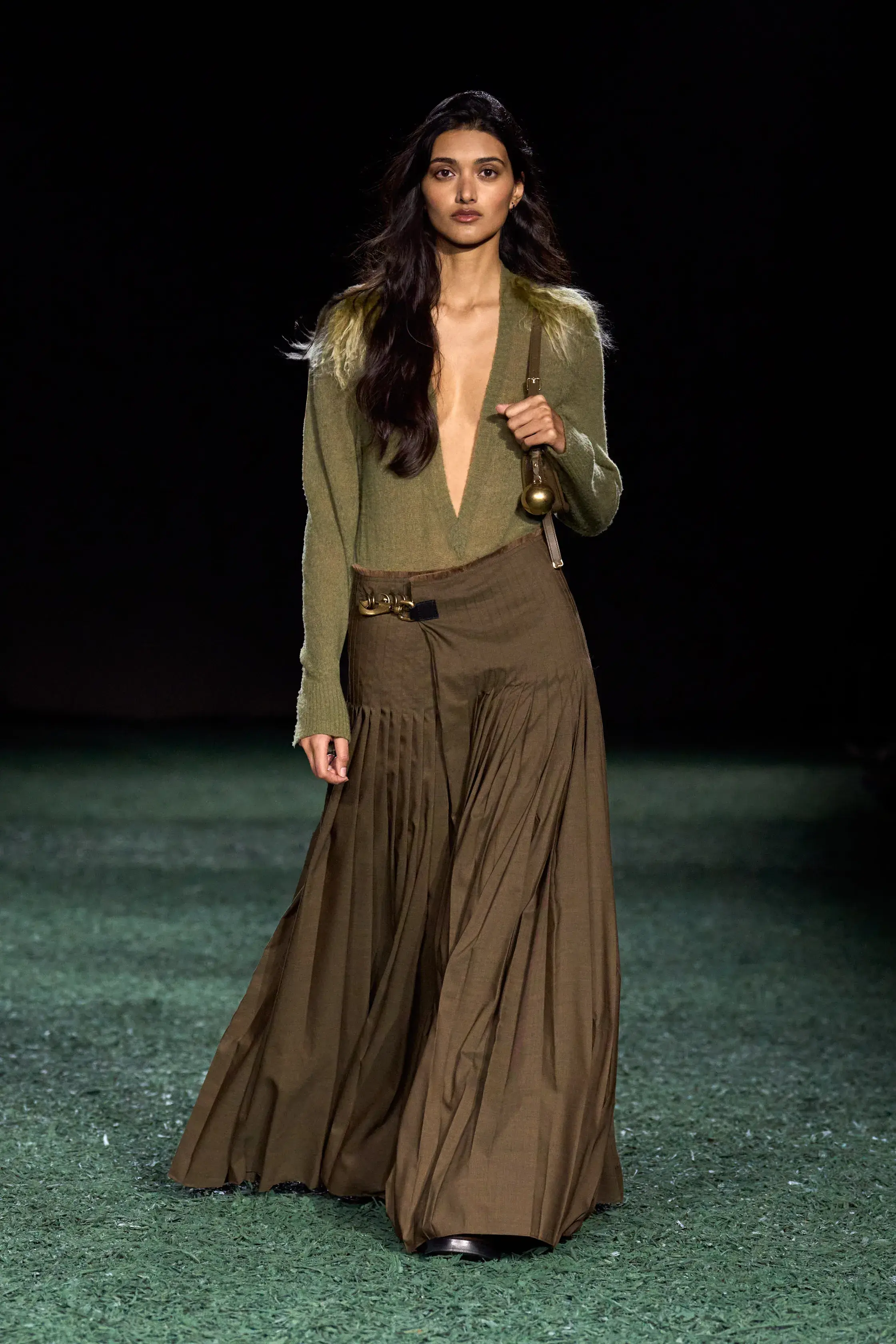 Оливковый, огненно-красный и все оттенки серого — палитра сезона осень-зима 2024 (фото 11)