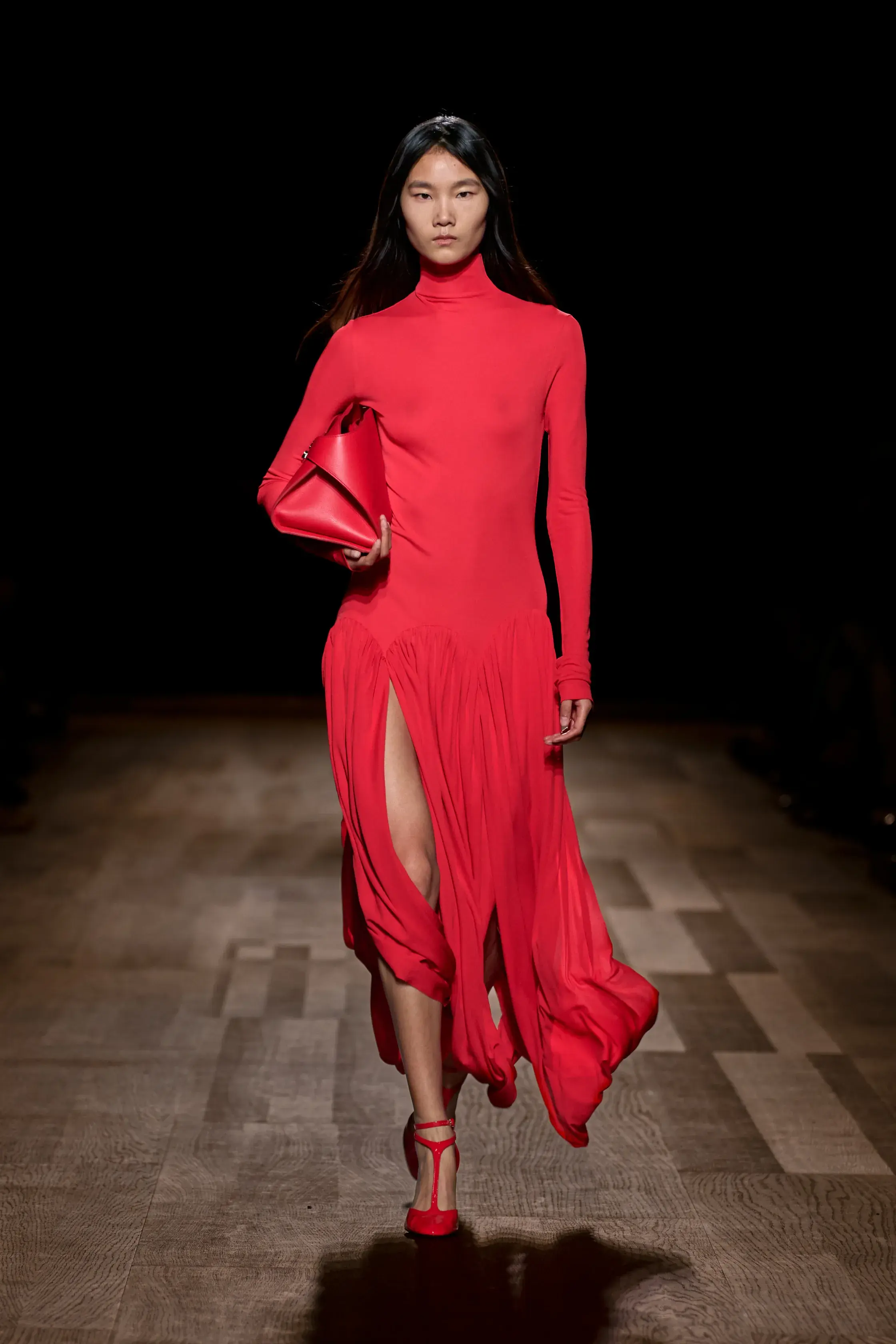 Оливковый, огненно-красный и все оттенки серого — палитра сезона осень-зима 2024 (фото 2)