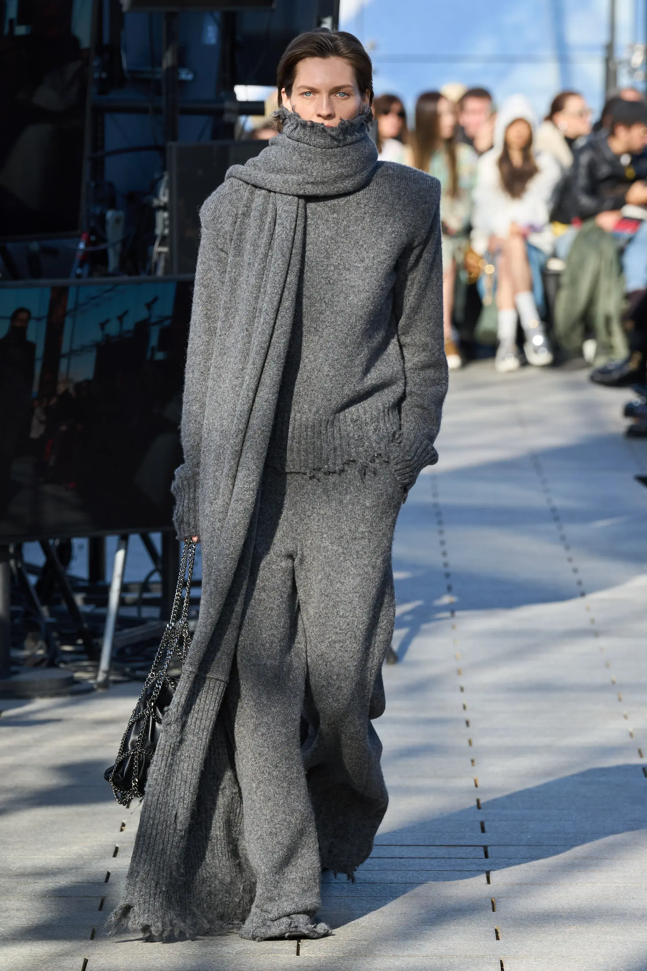 Оливковый, огненно-красный и все оттенки серого — палитра сезона осень-зима 2024 (фото 16)