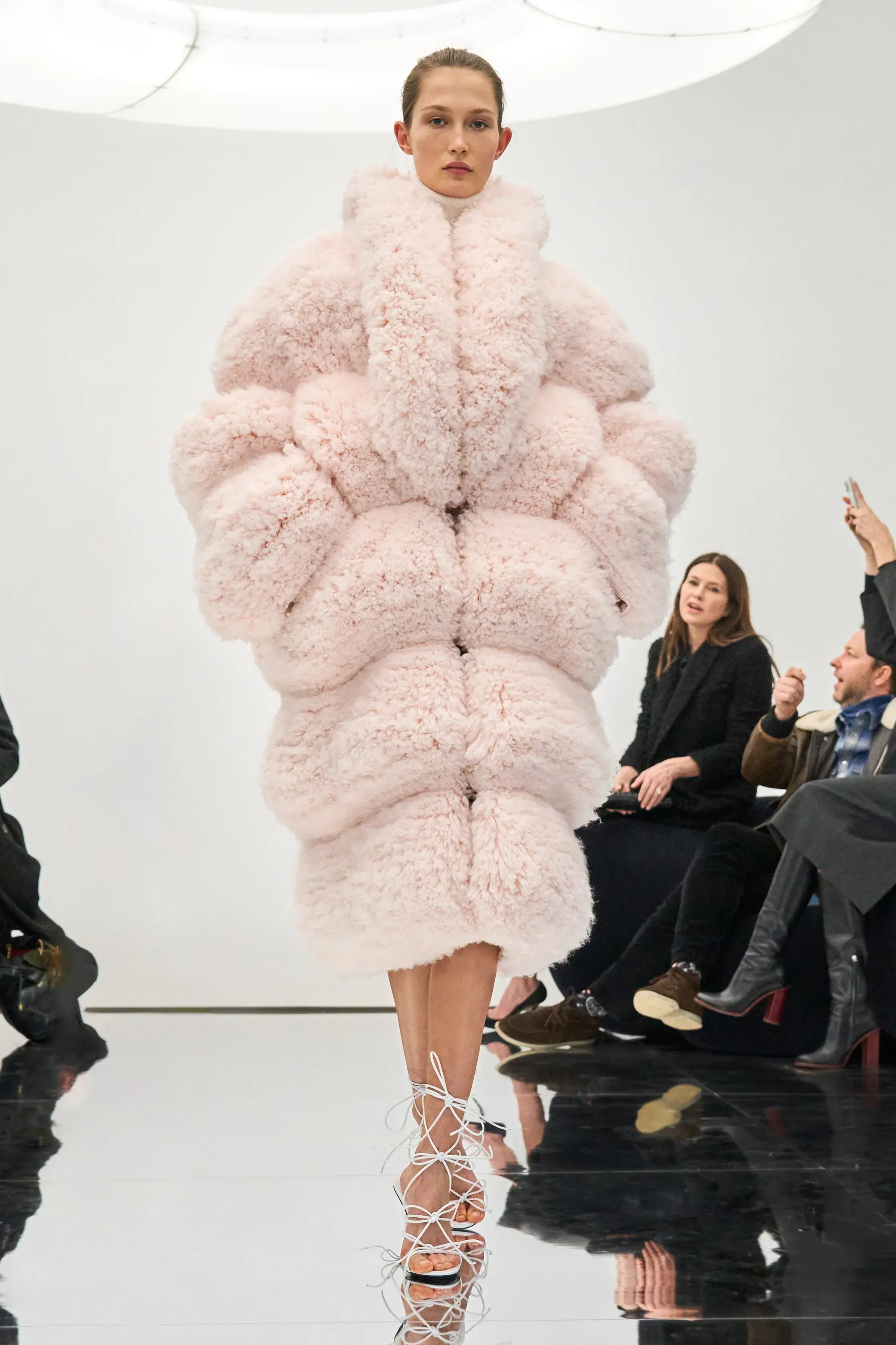 Оливковый, огненно-красный и все оттенки серого — палитра сезона осень-зима 2024 (фото 25)