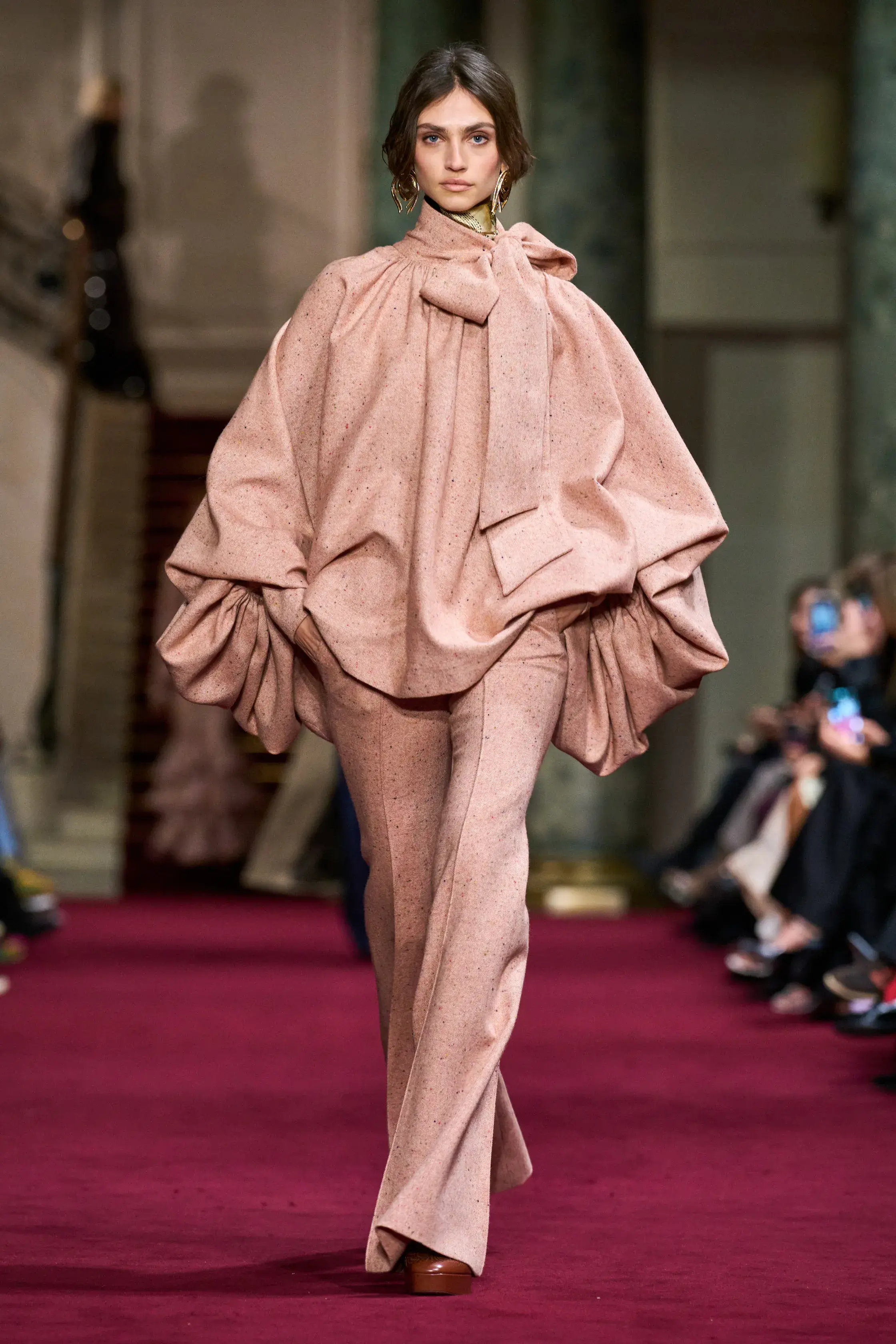 Оливковый, огненно-красный и все оттенки серого — палитра сезона осень-зима 2024 (фото 28)