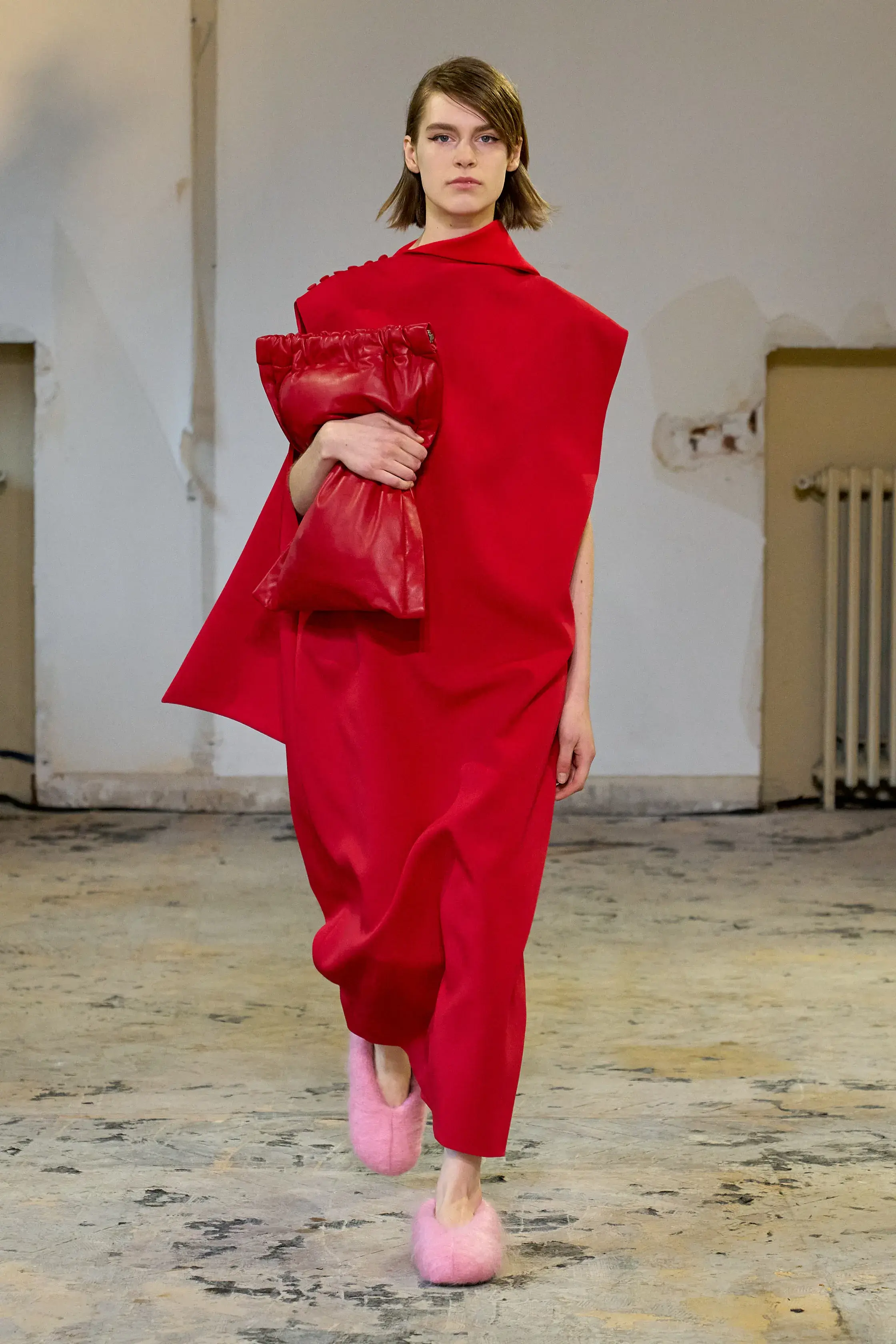 Оливковый, огненно-красный и все оттенки серого — палитра сезона осень-зима 2024 (фото 6)