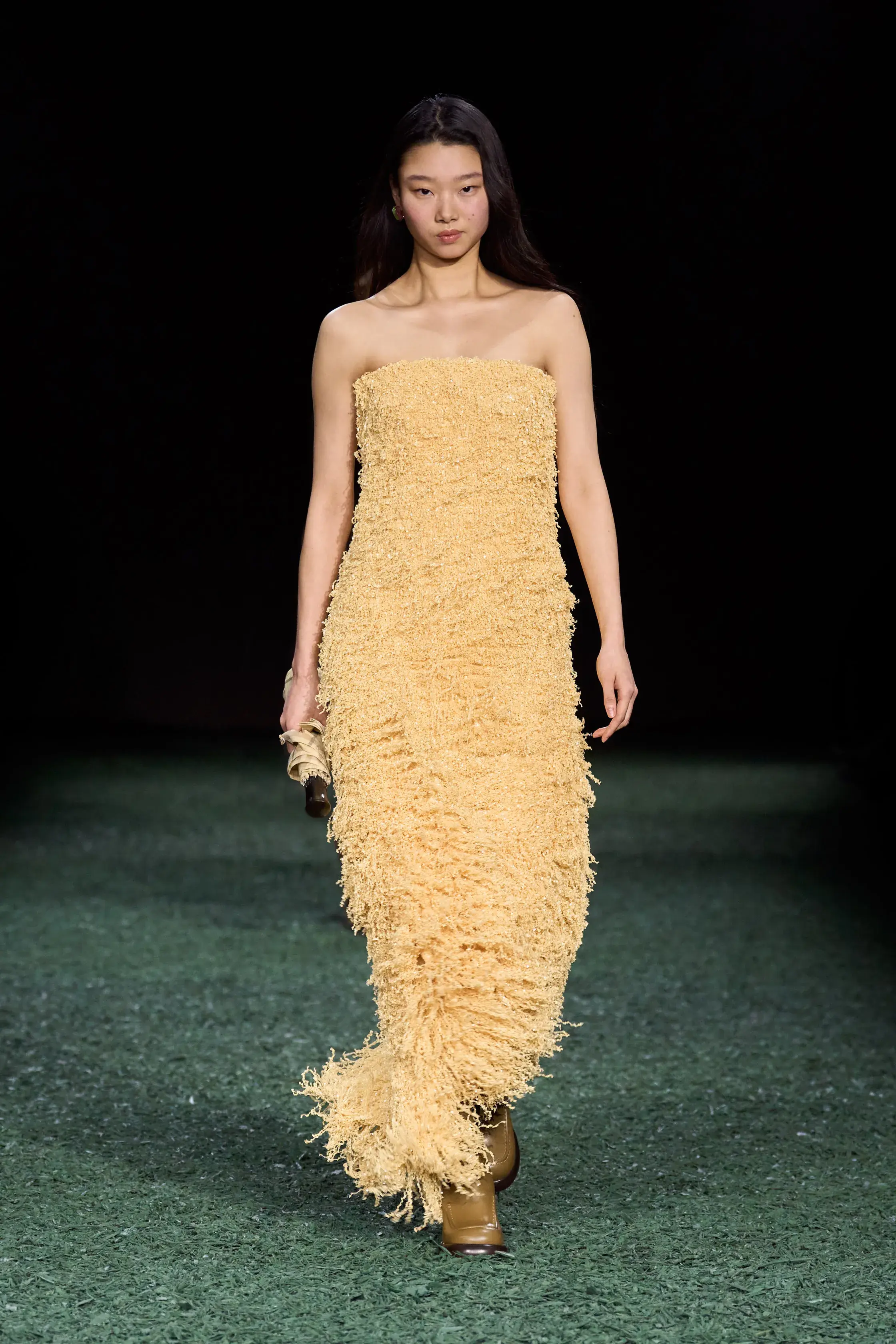 Оливковый, огненно-красный и все оттенки серого — палитра сезона осень-зима 2024 (фото 36)