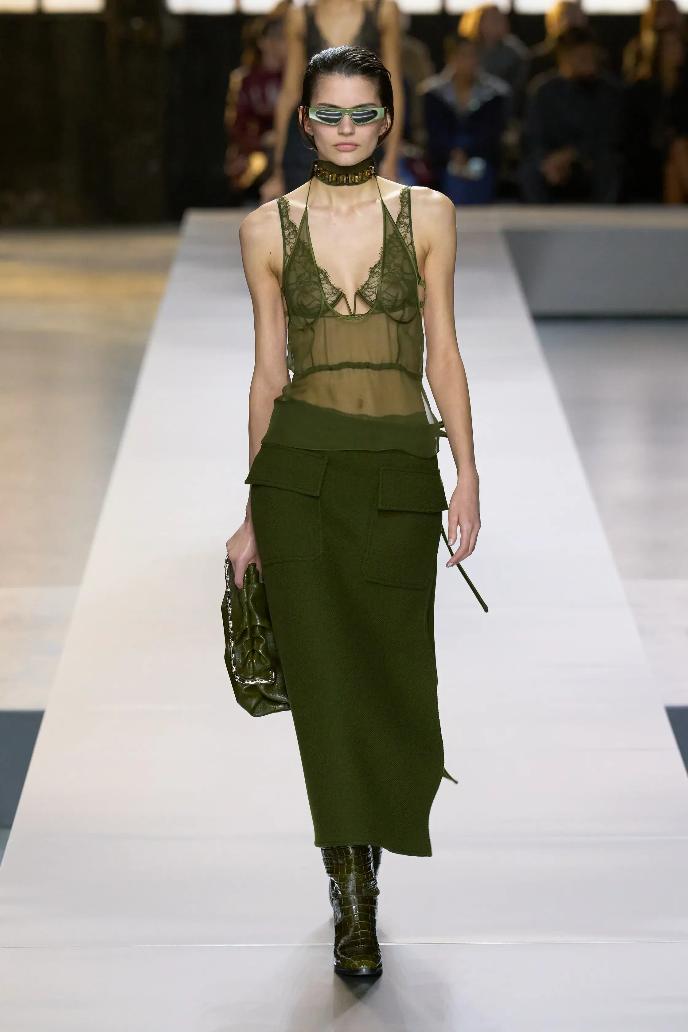 Оливковый, огненно-красный и все оттенки серого — палитра сезона осень-зима 2024 (фото 9)