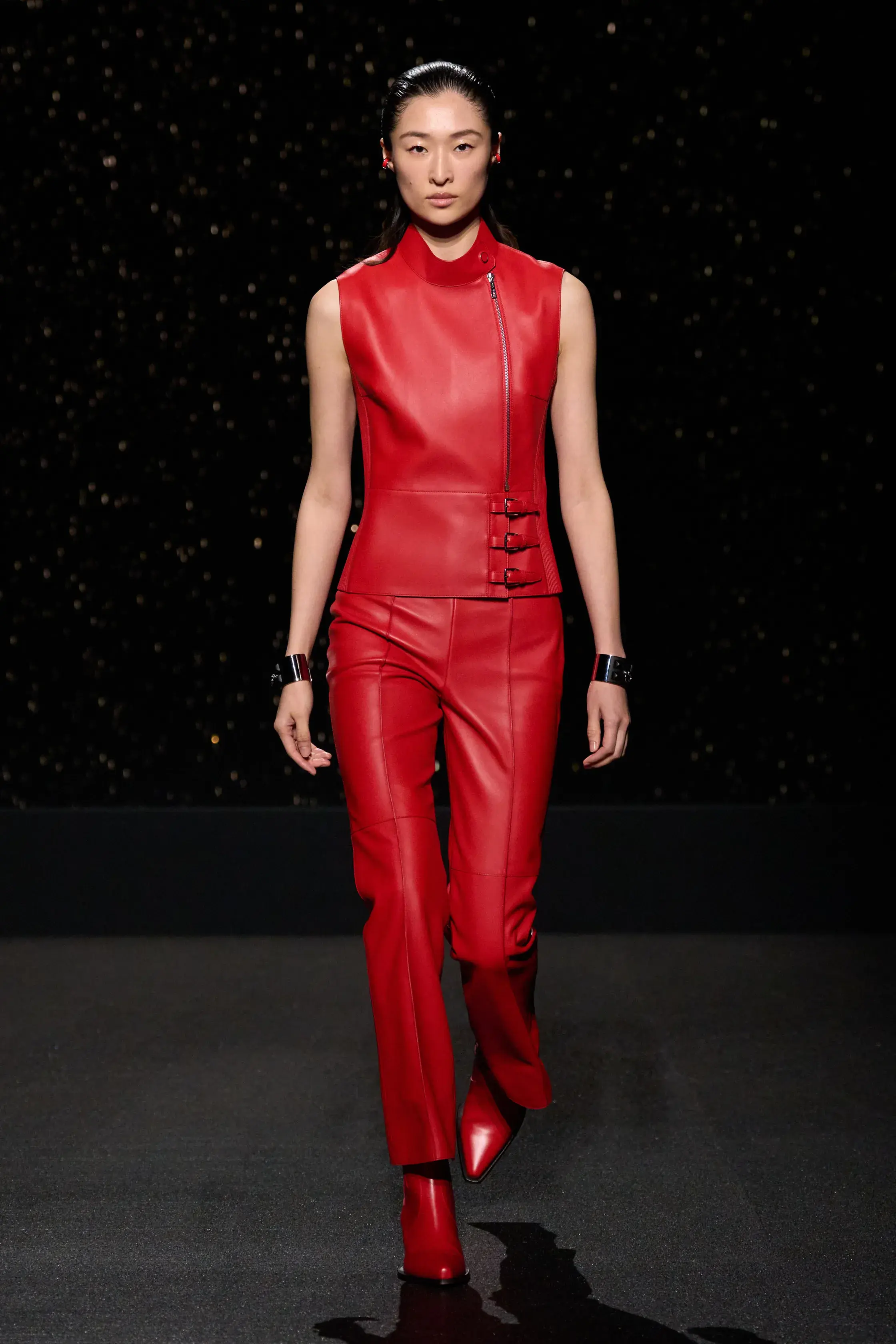 Оливковый, огненно-красный и все оттенки серого — палитра сезона осень-зима 2024 (фото 3)