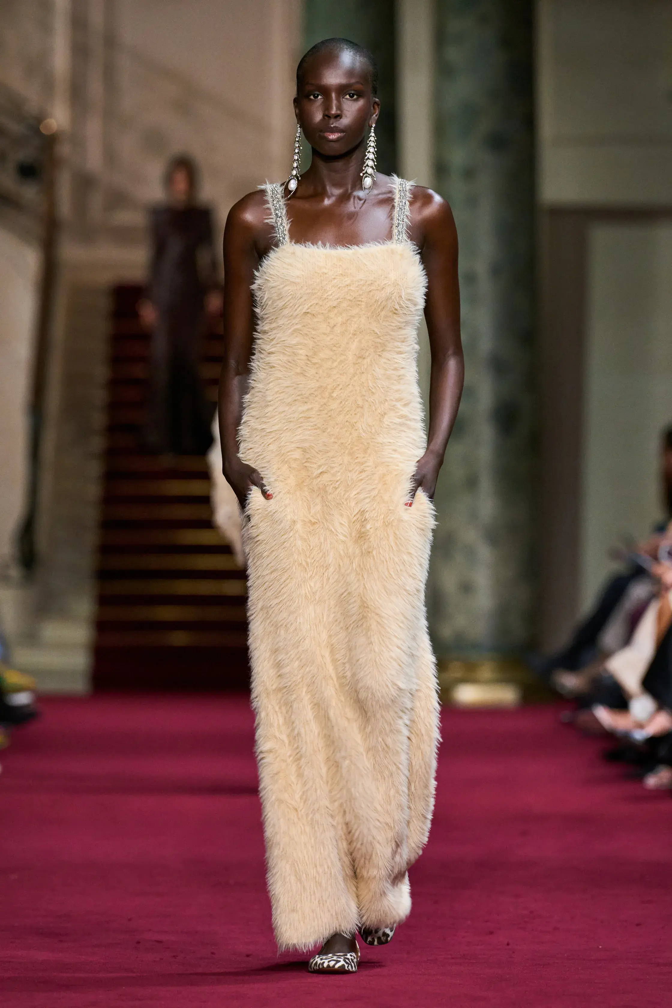 Оливковый, огненно-красный и все оттенки серого — палитра сезона осень-зима 2024 (фото 37)