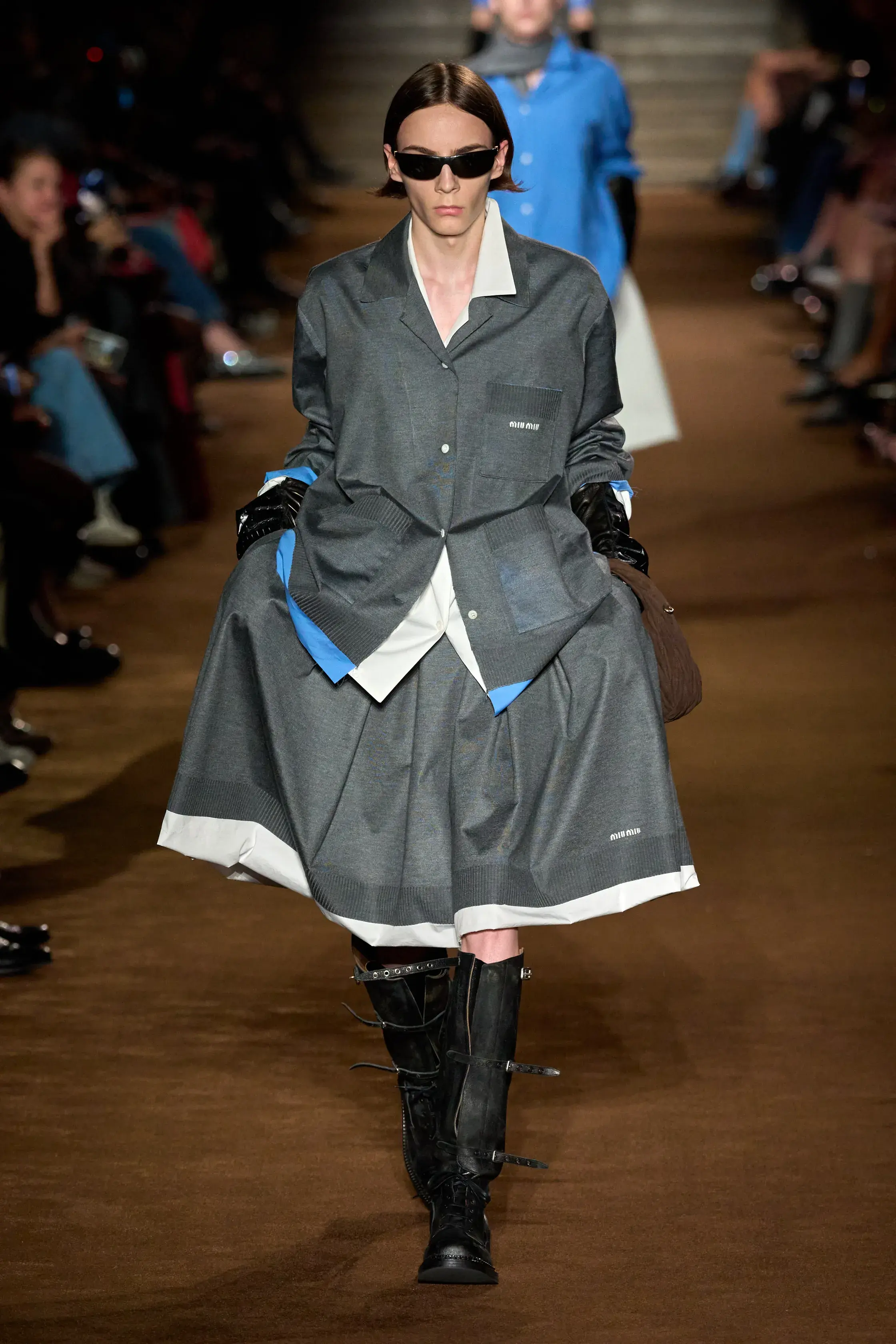 Оливковый, огненно-красный и все оттенки серого — палитра сезона осень-зима 2024 (фото 18)