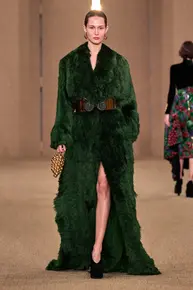 Тепло ли тебе девица? 20 модных шуб — и все от российских брендов (фото 13)