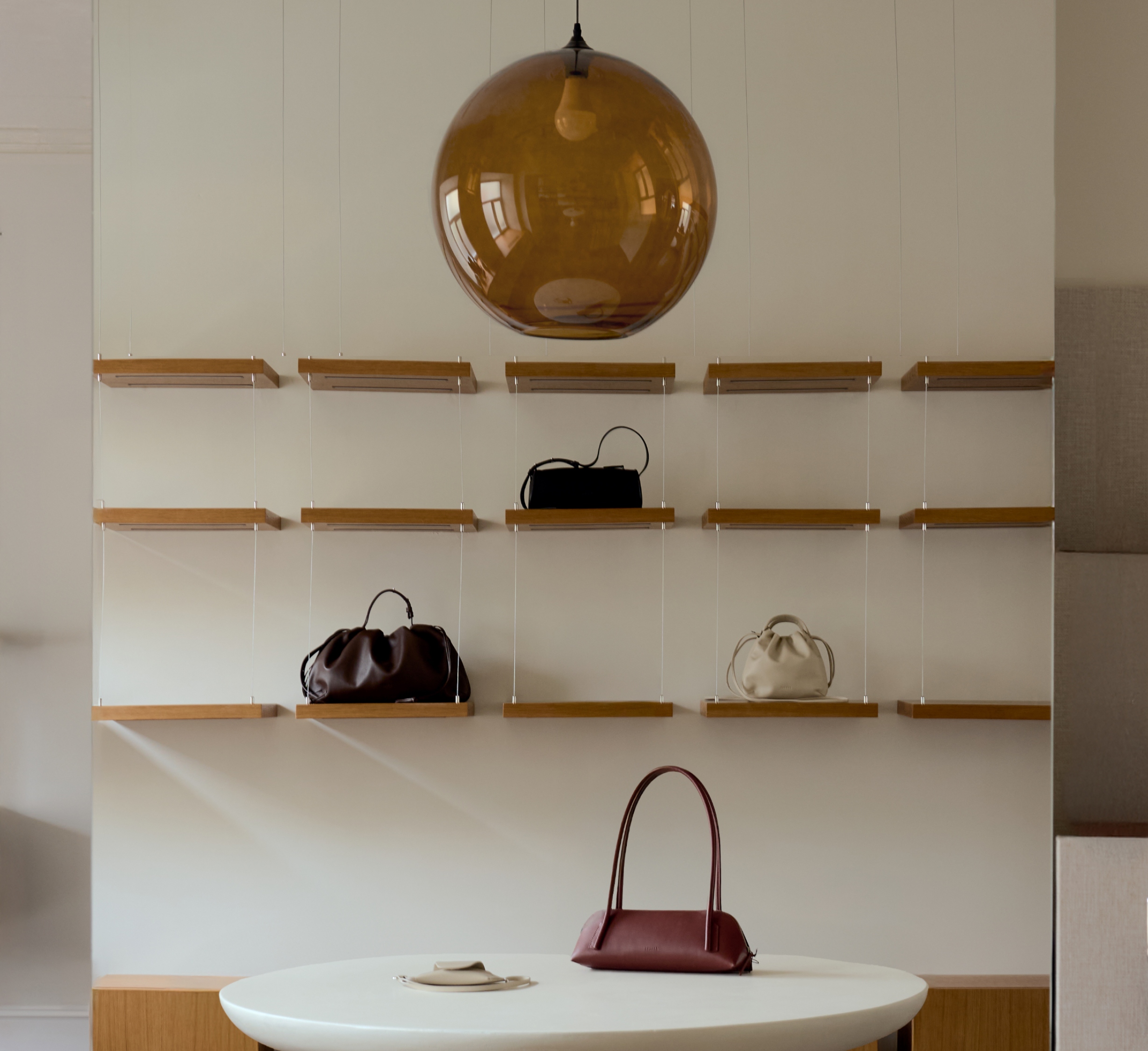 Планировка «вагончиком», парящие полки и винтажная мебель: каким получилось новое пространство Askent (фото 10)