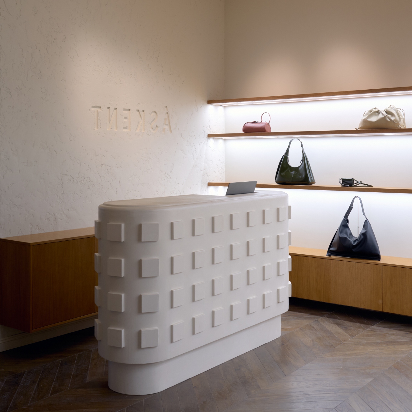 Планировка «вагончиком», парящие полки и винтажная мебель: каким получилось новое пространство Askent (фото 2)