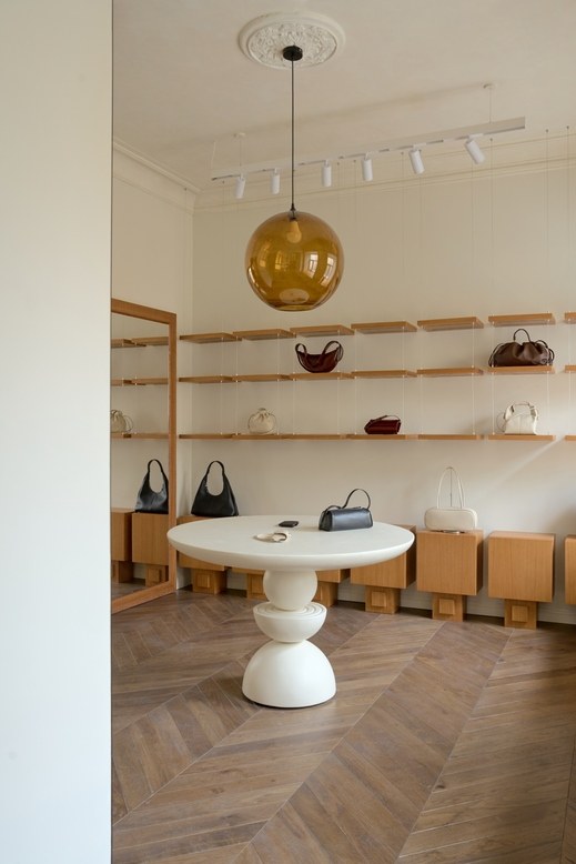 Планировка «вагончиком», парящие полки и винтажная мебель: каким получилось новое пространство Askent (фото 6)