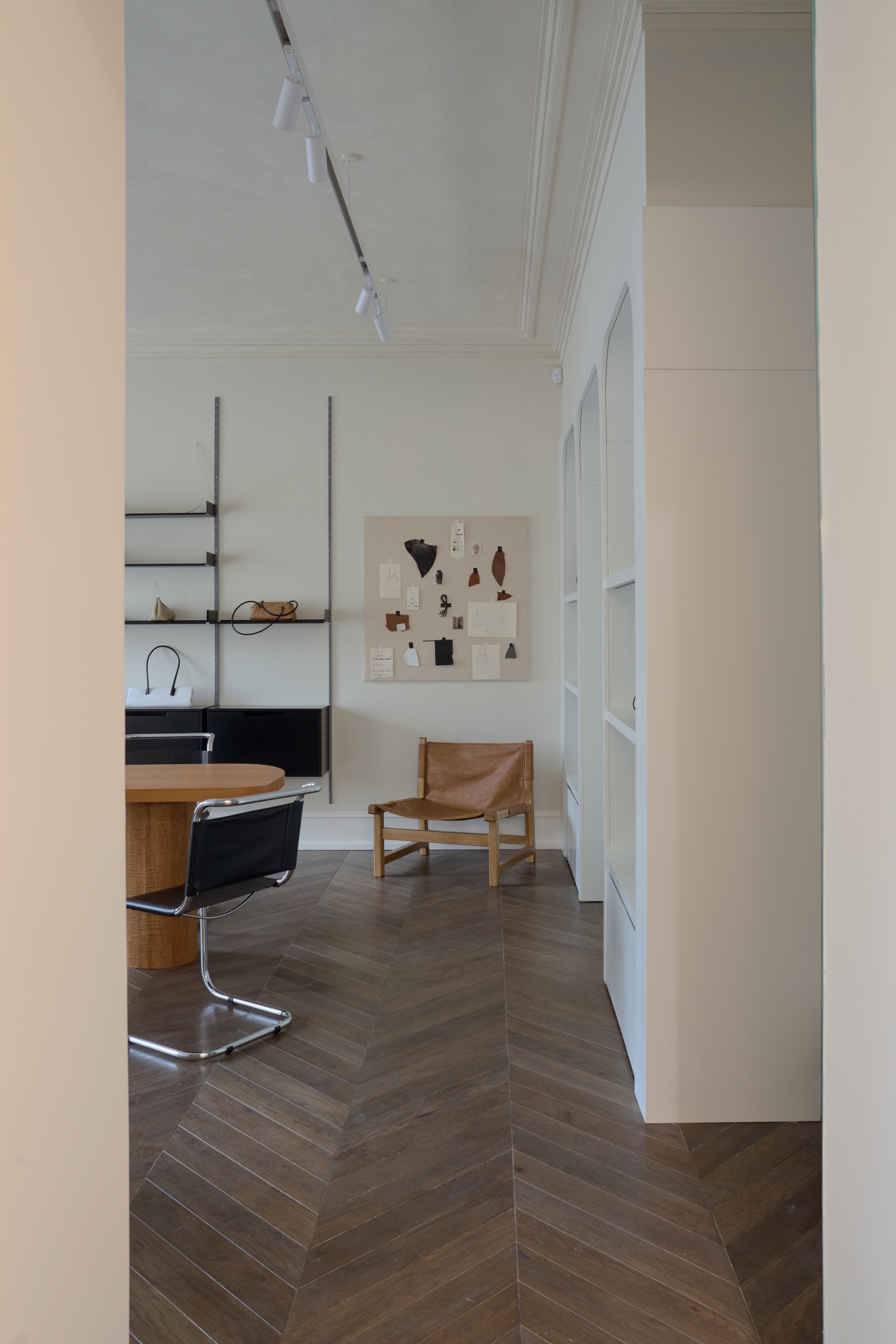 Планировка «вагончиком», парящие полки и винтажная мебель: каким получилось новое пространство Askent (фото 12)