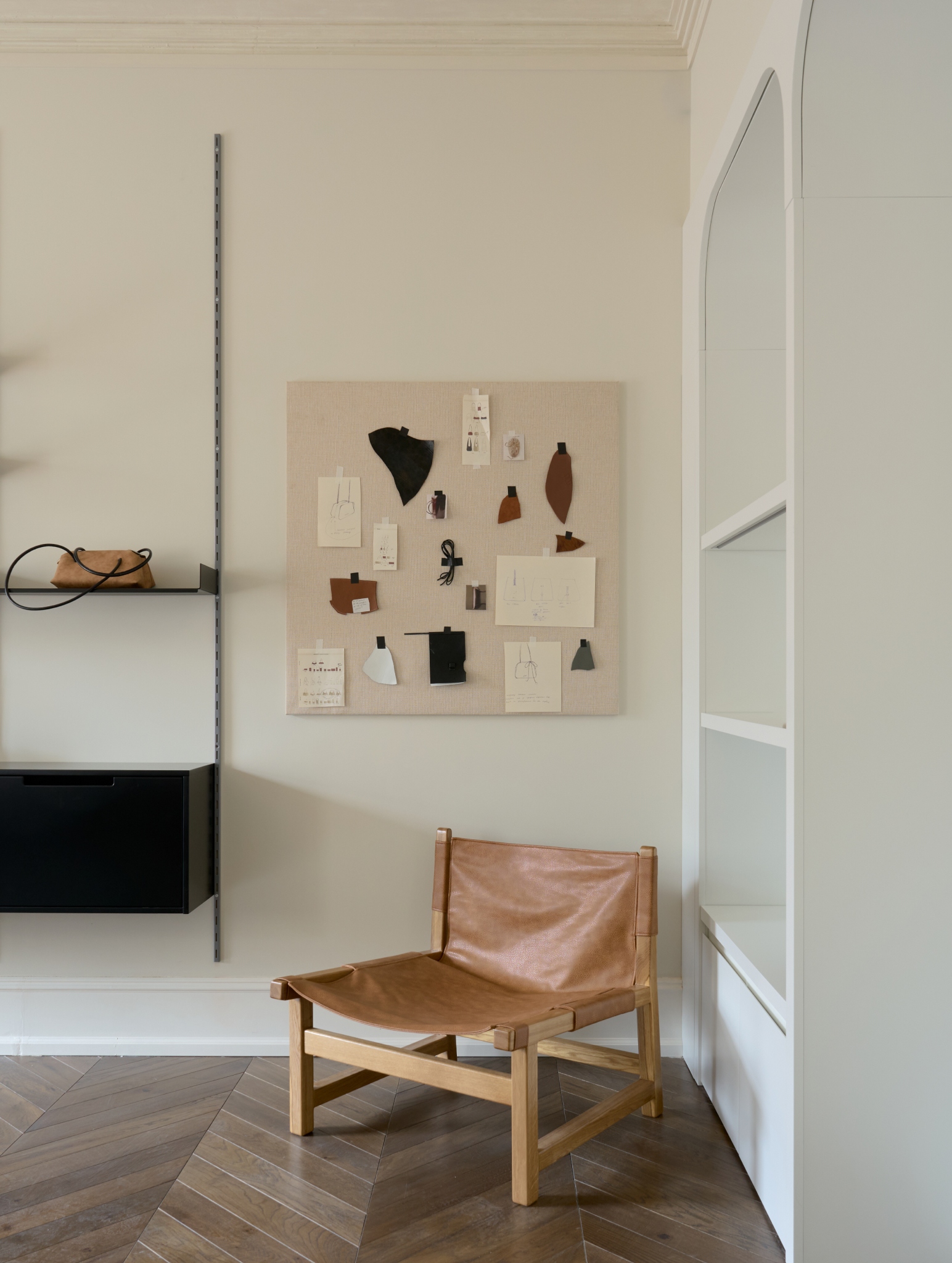 Планировка «вагончиком», парящие полки и винтажная мебель: каким получилось новое пространство Askent (фото 15)