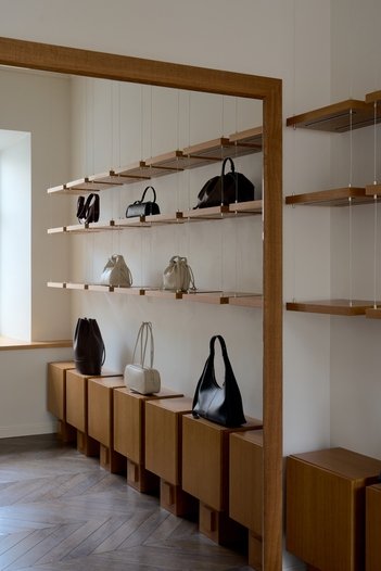 Планировка «вагончиком», парящие полки и винтажная мебель: каким получилось новое пространство Askent (фото 9)