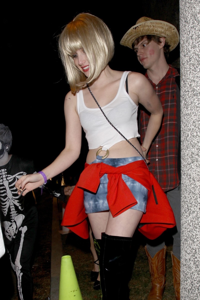 Барби Кайли Дженнер и принцесса Кайл Маклоклен: образы звезд на Хэллоуин с 2000 по 2025 год (фото 35)