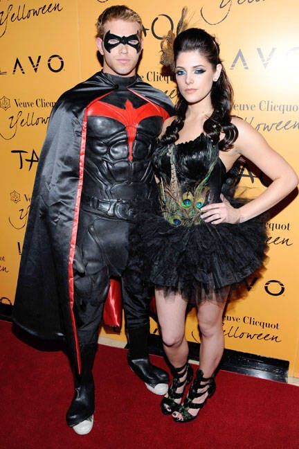 Барби Кайли Дженнер и принцесса Кайл Маклоклен: образы звезд на Хэллоуин с 2000 по 2025 год (фото 26)