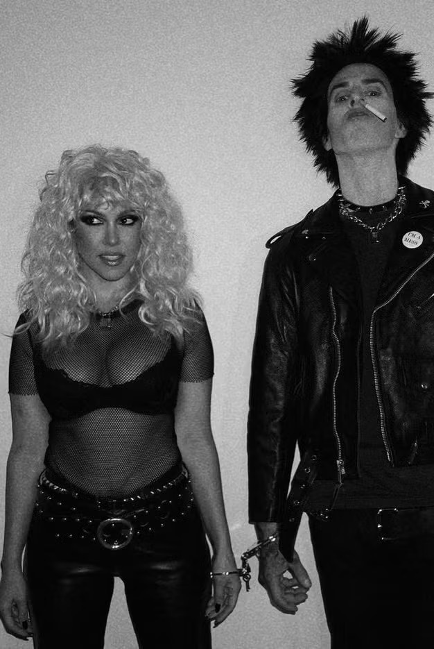 Барби Кайли Дженнер и принцесса Кайл Маклоклен: образы звезд на Хэллоуин с 2000 по 2025 год (фото 78)