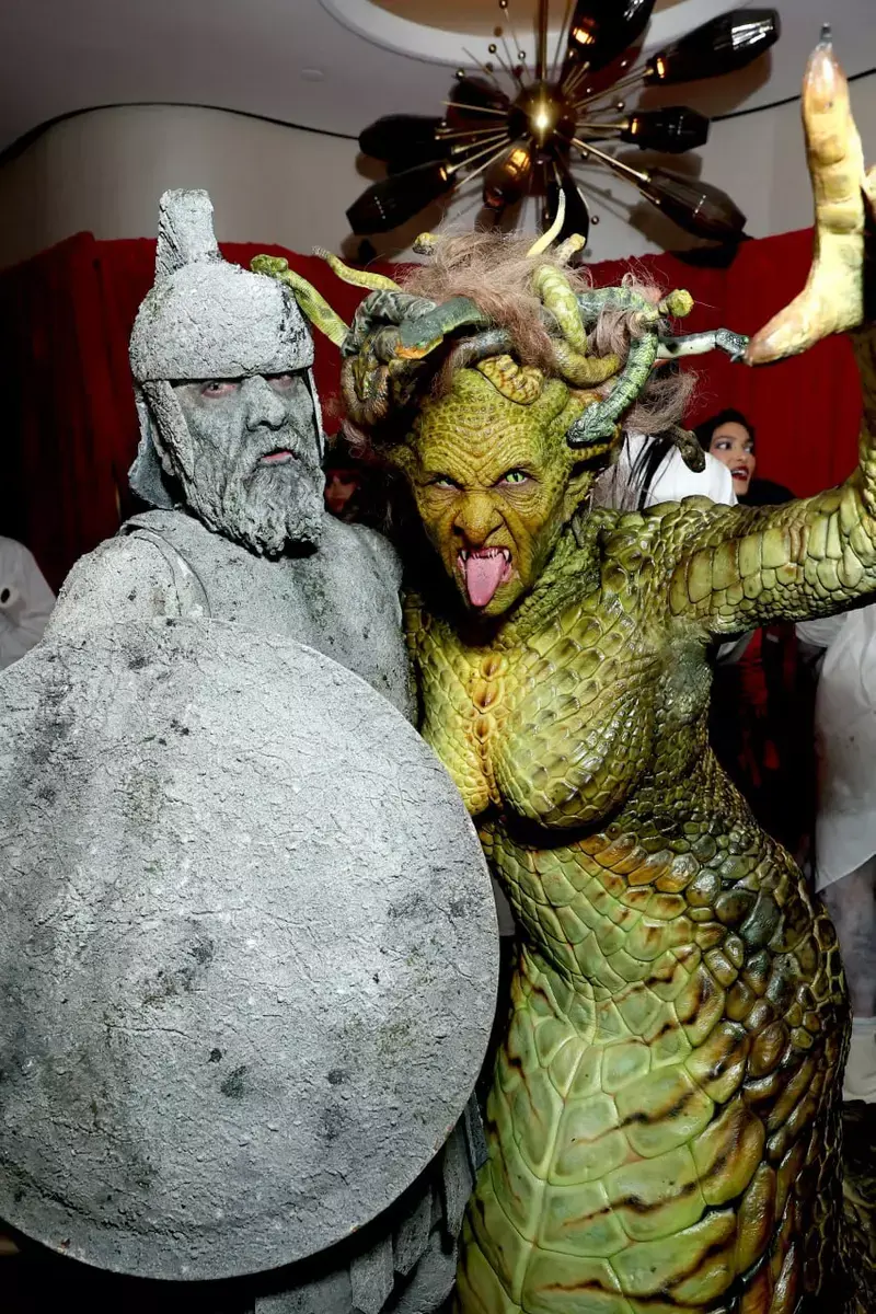 Барби Кайли Дженнер и принцесса Кайл Маклоклен: образы звезд на Хэллоуин с 2000 по 2025 год (фото 146)