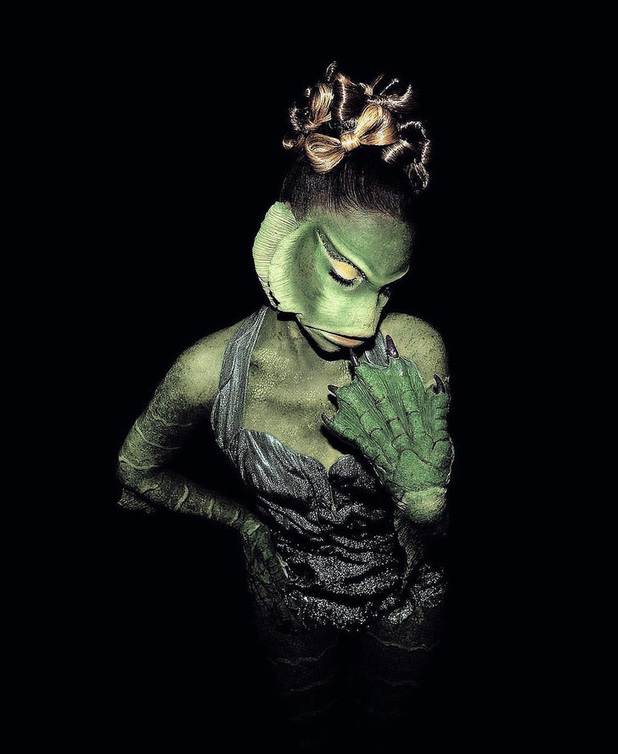 Барби Кайли Дженнер и принцесса Кайл Маклоклен: образы звезд на Хэллоуин с 2000 по 2025 год (фото 80)