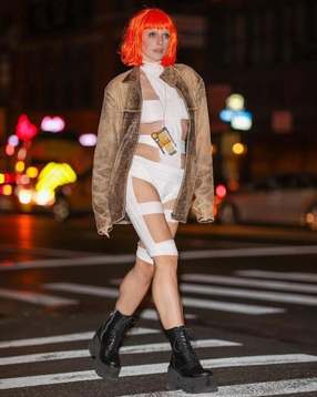 Барби Кайли Дженнер и принцесса Кайл Маклоклен: образы звезд на Хэллоуин с 2000 по 2025 год (фото 92)