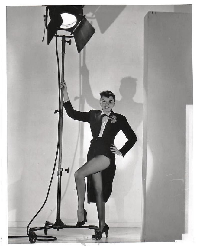 Марлен Дитрих и Кэтрин Хепберн: как женщины надели смокинги (фото 13)