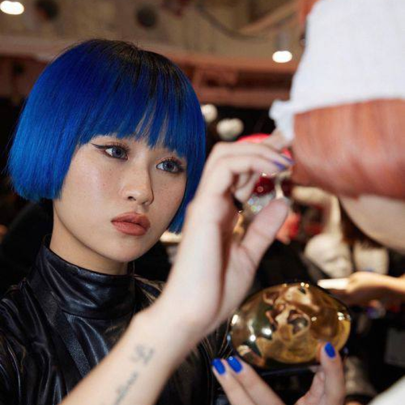 Герои бэкстейджа. Визажисты и стилисты по волосам модных показов, которых нельзя не знать (фото 16)