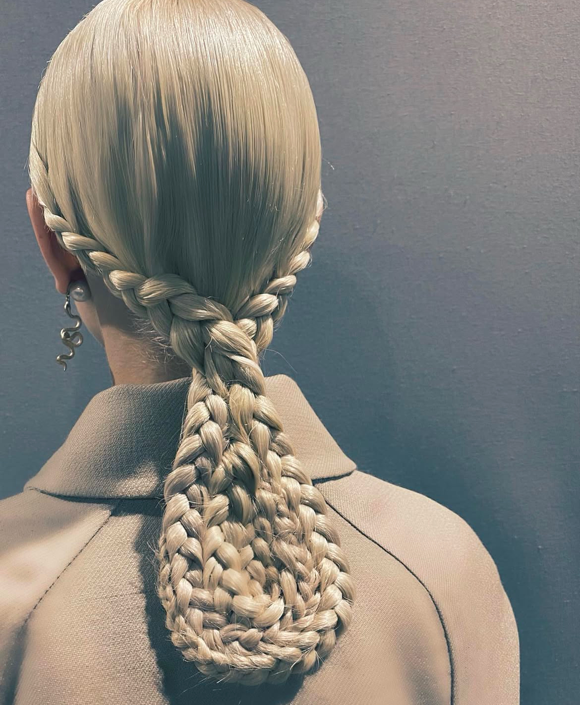 Герои бэкстейджа. Визажисты и стилисты по волосам модных показов, которых нельзя не знать (фото 48)