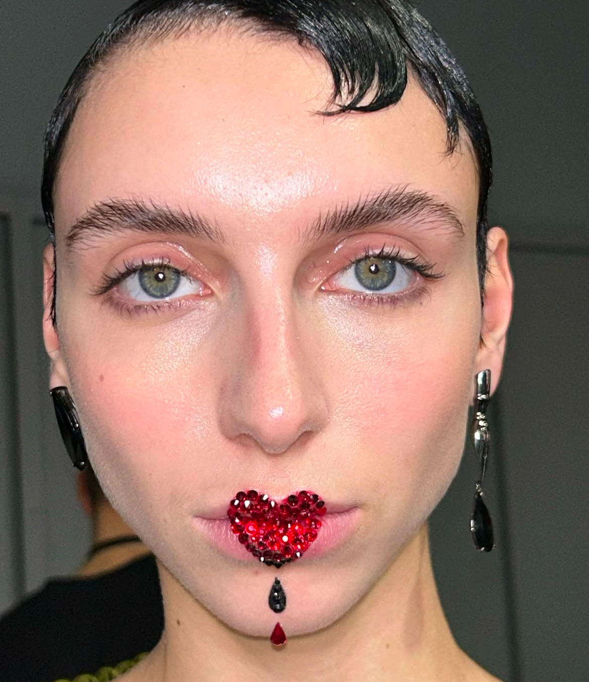 Герои бэкстейджа. Визажисты и стилисты по волосам модных показов, которых нельзя не знать (фото 18)