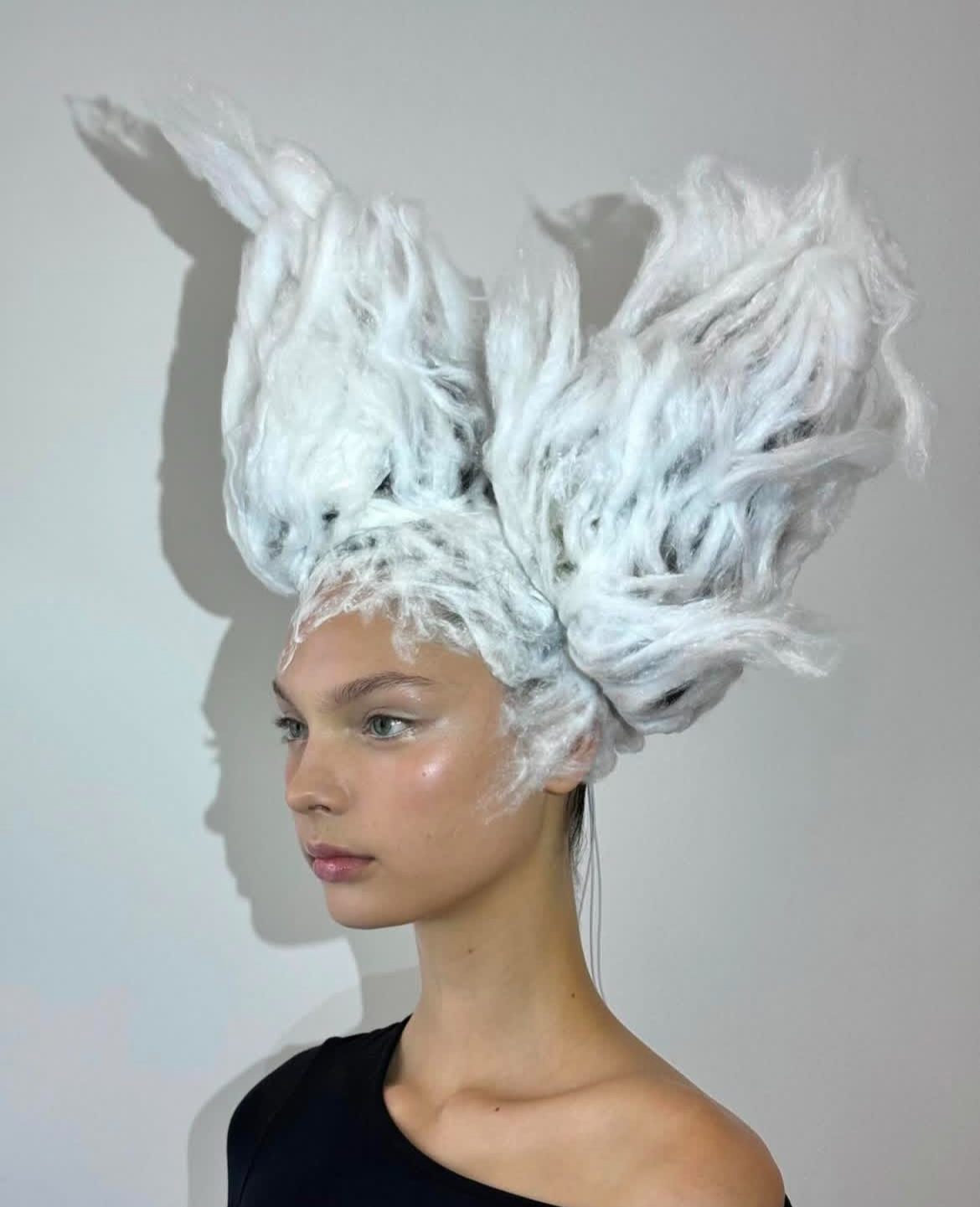 Герои бэкстейджа. Визажисты и стилисты по волосам модных показов, которых нельзя не знать (фото 53)